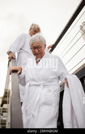 Ältere Frau in Morgenmantel Stockfoto