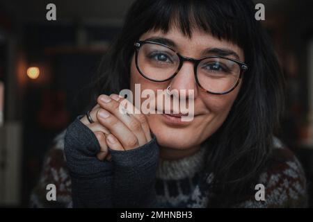 Porträt der schönen jungen Frau Stockfoto
