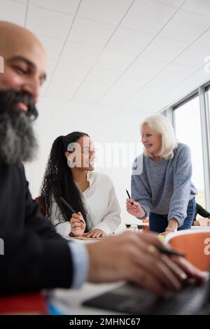 Geschäftsleute in der Werkstatt Stockfoto