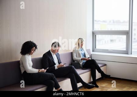 Geschäftsleute, die Nutzung von Mobiltelefonen Stockfoto