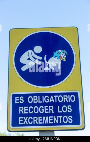 Warnschild für die Reinigung nach Ihrem Hund Es Obligatorio recoger los Exkrementos, Benidorm, Spanien Stockfoto