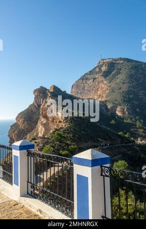 Blick vom Leuchtturm Albir auf den höchsten Gipfel im Naturpark Sierra Helada, Costa Blanca, Spanien. Stockfoto