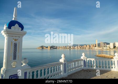 Blick auf die Stadt Benidorm vom Balcon del Mediterraneo, auch bekannt als Mirador del Castillo Stockfoto