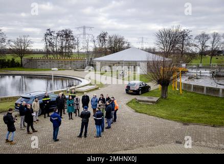 HALSTEREN - Delegation einschließlich der stellvertretenden Anne-Marie Spierings (Provinz Nordbrabant), des parlamentsmitglieds Roelof Bisschop (SGP), des Bürgermeisters Joyce Vermue (Gemeinde Zundert), des Deichwarden Kees Jan de Vet (Wasserrat Brabantse Delta) und des parlaments Eva van Esch (PvdD) Während eines Arbeitsbesuchs des Ständigen Ausschusses für Justiz und Sicherheit in einer Kläranlage. Der Besuch findet im Zusammenhang mit Drogenkriminalität und Abfallentsorgung statt. ANP SEM VAN DER WAL netherlands Out - belgien Out Credit: ANP/Alamy Live News Stockfoto