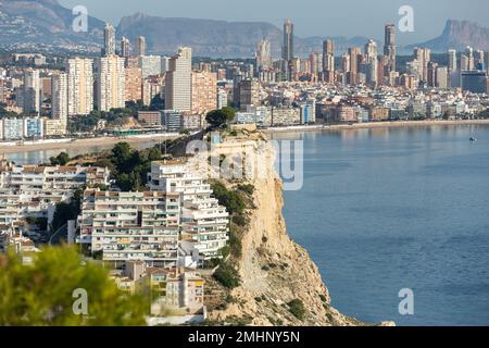 Tossal de la cala eine römische Ruine auf dem Gipfel des Hügels mit Benidorm im Hintergrund Stockfoto