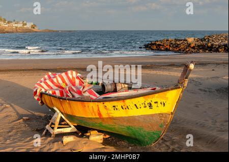 Am Strand steht ein altes Fischerboot Stockfoto