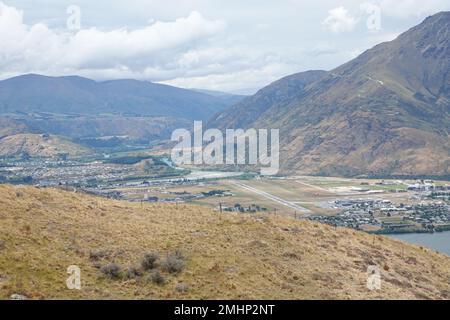 Blick auf den Flughafen Queenstown vom umliegenden Hügel, Queenstown, Southern Island, Neuseeland Stockfoto