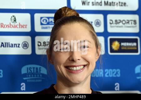 Düsseldorf, Deutschland. 27. Januar 2023. Gina Lückenkemper, Europameisterin 2022, spricht während einer Pressekonferenz. Am Sonntag findet in Düsseldorf das ISTAF-Hallensporttreffen statt. Kredit: Federico Gambarini/dpa/Alamy Live News Stockfoto