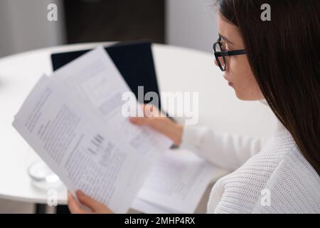 Geschäftsfrau, die Finanzdaten oder statistische Ergebnisse eines Unternehmens mit einem Laptop analysiert. Finanzanalyst erstellt Jahresbericht Stockfoto