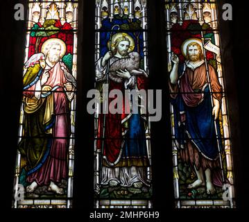 Buntglasfenster von Heaton, Butler und Bayne in St. Mary the Virgin Church, Staverton, Northamptonshire, England, Großbritannien Stockfoto
