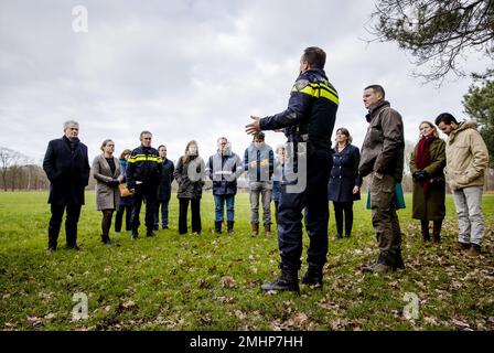 HALSTEREN - Delegation einschließlich der Stellvertreterin Anne-Marie Spierings (Provinz Nordbrabant), des Parlaments Roelof Bisschop (SGP), des Bürgermeisters Frank Petter (Gemeinde Bergen op Zoom), des Bürgermeisters Joyce Vermue (Gemeinde Zundert), des Deich-Aufsehers Kees Jan de Vet (Wasserwerk Brabantse Delta) Und Mitglied des Parlaments Eva van Esch (PvdD) während eines Arbeitsbesuchs des ständigen parlamentarischen Ausschusses für Justiz und Sicherheit in einem Brunnen, in dem Drogenabfälle im Naturschutzgebiet Brabantse Wal entsorgt wurden. Der Besuch findet im Zusammenhang mit Drogenkriminalität und Abfallentsorgung statt. ANP SEM VAN DER WAL niederlande raus Stockfoto