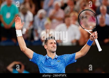 Melbourne, Australien. 27. Januar 2023. Der serbische Tennisspieler Novak Djokovic feiert am Freitag, den 27. Januar 2023 beim Australian Open Turnier im Melbourne Park. © Juergen Hasenkopf / Alamy Live News Stockfoto