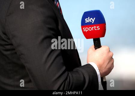 Ein Dateifoto vom 21-08-2019 von Einer Nahaufnahme eines Sky Sports-Mikrofons, das während der Nets-Sitzung in Headingley, Leeds, von einem Kommentator gehalten wurde. Der International Cricket Council hat eine Vereinbarung mit Sky Sports getroffen, die den Fernsehveranstaltern in Großbritannien und Irland Rechte für alle wichtigen ICC-Veranstaltungen von 2024 bis 2031 einräumt. Ausgabedatum: Freitag, 27. Januar 2023. Stockfoto