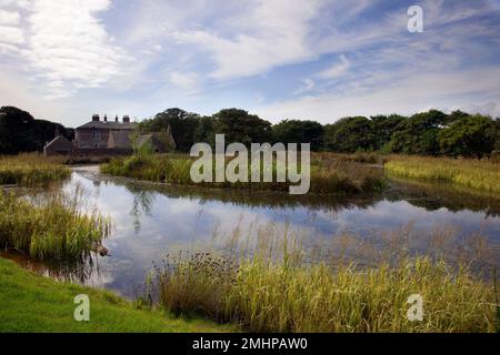 Abgelegenes schottisches Landhaus in Aberdeenshire mit Gartenteich. Schottland, Großbritannien Stockfoto