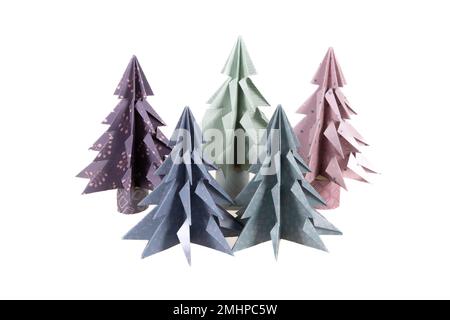 Set aus Origami-Weihnachtsbaumpapier isoliert auf weißem Hintergrund mit Designpapier für ein frohes neues Jahr Stockfoto