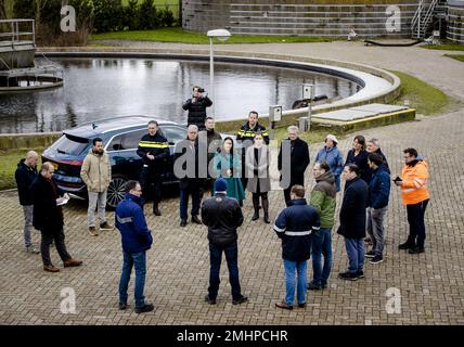 HALSTEREN - Delegation einschließlich der stellvertretenden Anne-Marie Spierings (Provinz Nordbrabant), des parlamentsmitglieds Roelof Bisschop (SGP), des Bürgermeisters Joyce Vermue (Gemeinde Zundert), des Deichwarden Kees Jan de Vet (Wasserrat Brabantse Delta) und des parlaments Eva van Esch (PvdD) Während eines Arbeitsbesuchs des Ständigen Ausschusses für Justiz und Sicherheit in einer Kläranlage. Der Besuch findet im Zusammenhang mit Drogenkriminalität und Abfallentsorgung statt. ANP SEM VAN DER WAL netherlands Out - belgien Out Credit: ANP/Alamy Live News Stockfoto