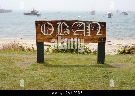 Holzschild am Ufer der Halfmoon Bay, Oban Township, Stewart Island, Neuseeland. Stockfoto