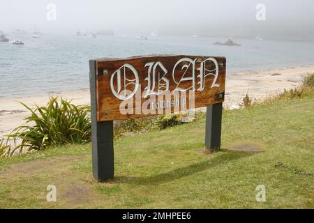 Holzschild am Ufer der Halfmoon Bay, Oban Township, Stewart Island, Neuseeland. Stockfoto