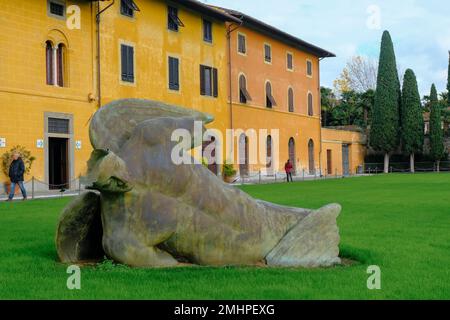 dezember 2022 Pisa, Italien: Statue des gefallenen Engels von Igor Mitoraj, Nahaufnahme auf dem Platz der Wunder, piazza dei Miracoli Stockfoto