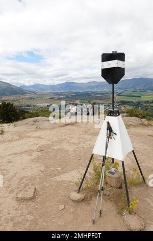 Trig auf dem Gipfel des Mount Iron Track, Wanaka, südliche Alpen, Südinsel Neuseeland. Stockfoto