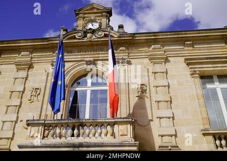 mairie bedeutet Rathaus in der französischen Stadt Bouliac mit französischer und europäischer Flagge an der Außenwand des Gebäudes Stockfoto