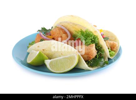 Leckere Fisch-Tacos mit Salat auf weiß isoliert Stockfoto