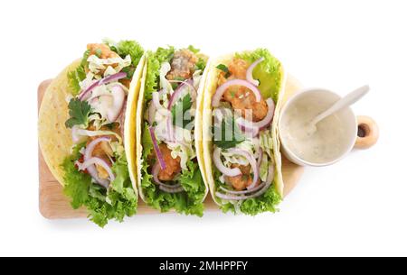 Leckere Fisch-Tacos mit Sauce isoliert auf weiß, Draufsicht Stockfoto