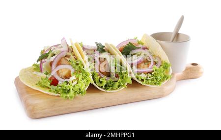 Leckere Fisch-Tacos mit Sauce, isoliert auf Weiß Stockfoto