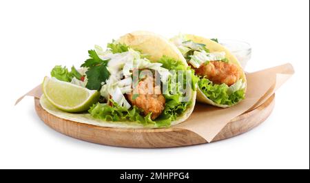 Leckere Fisch-Tacos mit Salat auf weiß isoliert Stockfoto