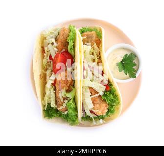 Leckere Fisch-Tacos mit Sauce isoliert auf weiß, Draufsicht Stockfoto