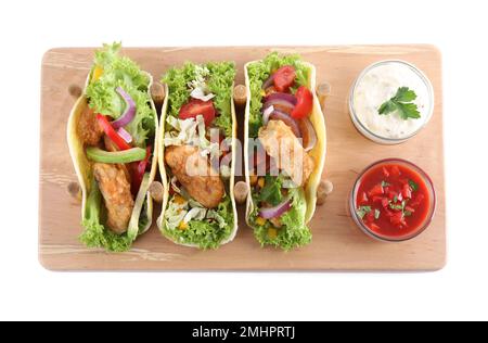 Gehen Sie an Bord mit leckeren Fisch-Tacos isoliert auf Weiß, Draufsicht Stockfoto