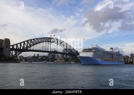 Ovation of the Seas Kreuzfahrtschiff im Besitz von Royal Caribbean International, Abfahrt Sydney, Australien Stockfoto