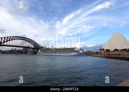 Ovation of the Seas Kreuzfahrtschiff im Besitz von Royal Caribbean International, Abfahrt Sydney, Australien Stockfoto