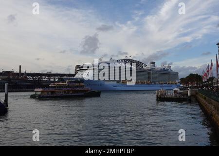 Ovation of the Seas Kreuzfahrtschiff im Besitz von Royal Caribbean International, Abfahrt Sydney, Australien Stockfoto