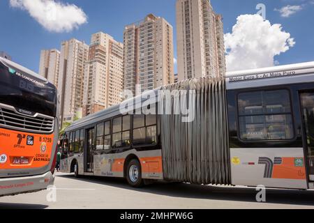 Busfahrzeug Caio Millennium 2017 BRT Articulado Mercedes-Benz 0500 UDA auf der Ausstellung des Bus Brasil Fest 2022 in der Stadt Barueri. Stockfoto