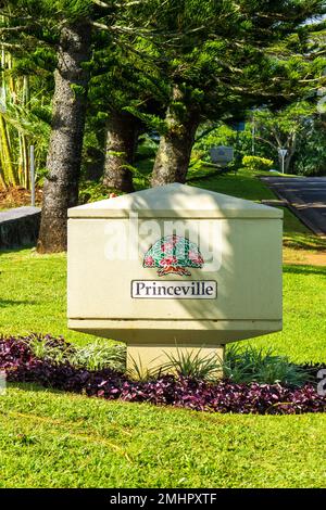 Princeville, Hawaii - 03. Mai 2015: Schild umgeben von einer Blumenlandschaft, das Besucher in Princeville, Kauai, willkommen heißt. Stockfoto