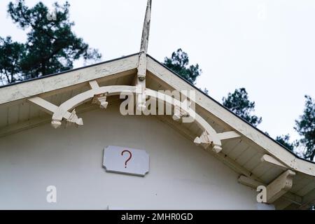 Fragezeichen an der Außenfassade eines Tipic-Hauses im arcachon-Becken in Frankreich Stockfoto