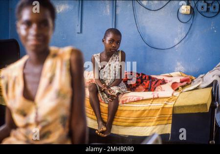 Sambia, Mädchen im Krankenhaus in Senanga. Stockfoto