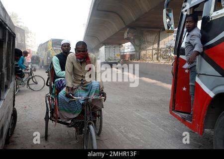 Dhaka, Bangladesch - 27. Januar 2023: Auf der Straße vor der Polizeistation Jatrabari ist so viel Staub, dass man nichts sehen kann Stockfoto