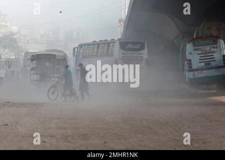 Dhaka, Bangladesch - 27. Januar 2023: Auf der Straße vor der Polizeistation Jatrabari ist so viel Staub, dass man nichts sehen kann Stockfoto