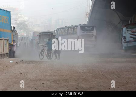 Dhaka, Bangladesch - 27. Januar 2023: Auf der Straße vor der Polizeistation Jatrabari ist so viel Staub, dass man nichts sehen kann Stockfoto