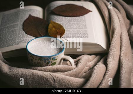 Blick Auf Die Kaffeetasse Auf Warmer Kleidung Aus Einem Hohen Winkel. Stockfoto