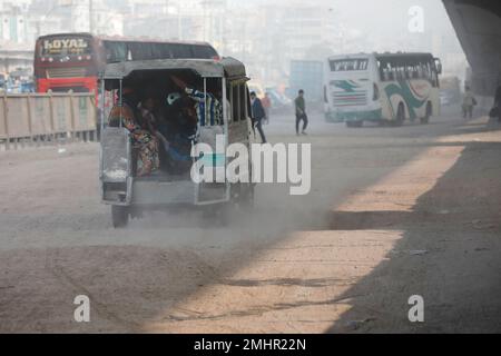 Dhaka, Bangladesch - 27. Januar 2023: Auf der Straße vor der Polizeistation Jatrabari ist so viel Staub, dass man nichts sehen kann Stockfoto