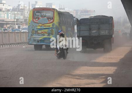 Dhaka, Bangladesch - 27. Januar 2023: Auf der Straße vor der Polizeistation Jatrabari ist so viel Staub, dass man nichts sehen kann Stockfoto