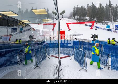 Spindleruv Mlyn, Tschechische Republik. 27. Januar 2023. Vorbereitung des Veranstaltungsortes vor der Downhill Skiing World Cup (Slalom Women), Spindleruv Mlyn, Region Trutnov, Januar 27. 2023. Kredit: David Tanecek/CTK Photo/Alamy Live News Stockfoto