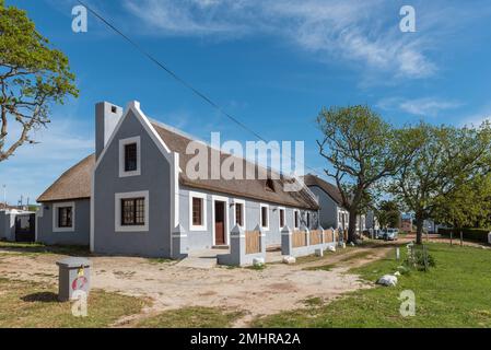 Elim, Südafrika - 21. September 2022: Eine Straßenszene mit historischen Gebäuden in Elim, in der Provinz Westkap Stockfoto