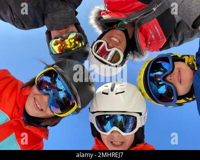 Glückliche Familie, Skifahren in Italien an einem sonnigen Tag, Kinder und Erwachsene gemeinsam Ski fahren Stockfoto