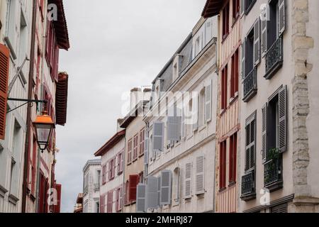 Alte Straßengebäude in der baskenstadt Bayonne im baskenland in Frankreich Aquitanien Stockfoto