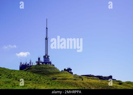 Observatoriumsantenne und Wetterstation auf dem Gipfel des Puy de Dome im blauen Sommerhimmel Stockfoto