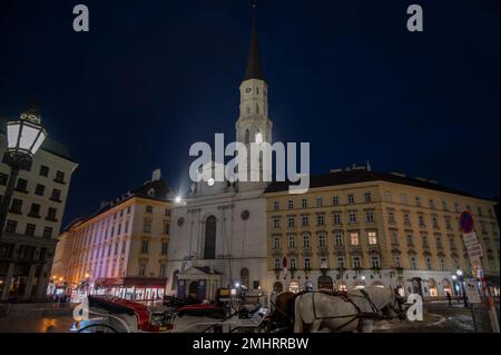 18. oktober, 2022. Oktober, Wien, Österreich. Nachtansicht auf die St.-Michaelis-Kirche am zentralen Wiener Platz. Stockfoto